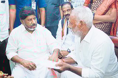 The deputy CM visited the deceased farmer’s residence in Proddutur