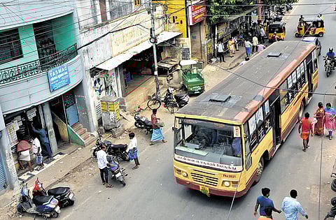 Commuters raise concerns about Tasmac outlet near Otteri bus stop