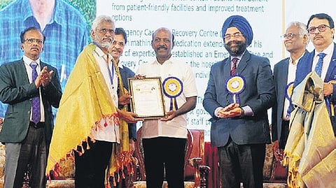 Health Minister Ma Subramanian presenting the ‘Best Doctor’ award to Dr S Gandhimathinathan