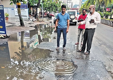 VMC In-charge Commissioner A Mahesh inspects overflowing of sewage