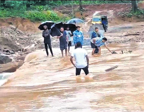 Heavy rain in Odisha's Kandhamal district: Roads, low lying areas flooded