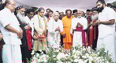 Governor Arif Mohammed Khan offers tributes at the tomb of former Chief Minister Oommen Chandy at St George Orthodox Church in Puthuppally on Thursday in the presence of MP Shashi Tharoor, MLA Chandy Oommen and Catholicos Baselios Marthoma Mathews III, supreme head of Malankara Orthodox Syrian Church
