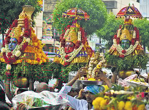 Devotees offer saare to Goddess Kanaka Durga on Friday