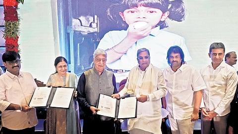 CM Siddaramaiah and Wipro founder chairman Azim Premji after signing an MoU to supply eggs to schoolchildren, in Bengaluru on Saturday. Primary Education Minister Madhu Bangarappa and MLA Rizwan Arshad look on.