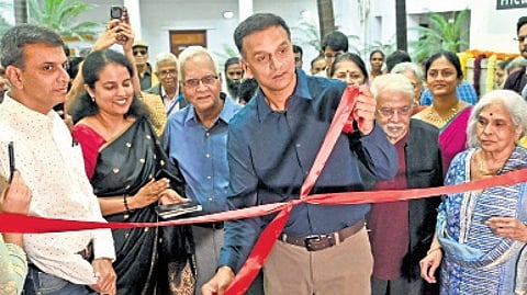 Vijay Dravid (left, in white), Rahul Dravid(centre), SG Vasudev
(second from right) and Pushpa Dravid(right) at the inauguration
