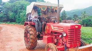 The block development officer (BDO) of Khairput Umashankar Koya along with local sarpanch Surya Jigdi, DWS senior engineer Bhisma Mallick, and Khairput block assistant engineer navigated 12 km of hilly terrain on the tractor.
