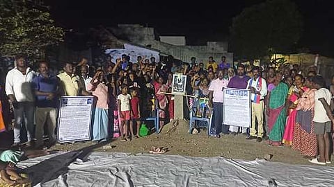 People of Sankaralingapuram near Nagalapuram in Vilathikulam taluk, protesting at the village.