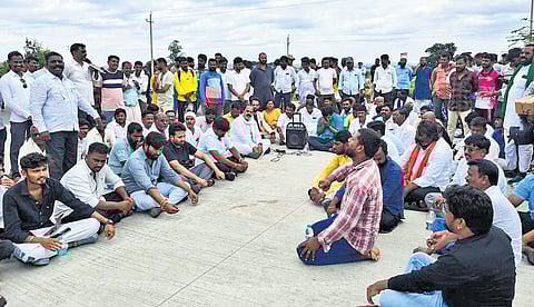 Activists of various organisations sit-in protest in Yadgir on Saturday, seeking a thorough probe into the death of SI Parashuram.
