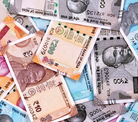 Re falls below 84 on outflow, recession fears