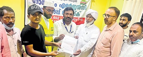 Kerala Muslim Jamaath Wayanad president O K Ahmad Kutty Baqavi, SYS media coordinator S Sharafudheen, district president Basheer Sa’di and other members handing over the flight ticket to Bihar native Ravi Roshan Kumar