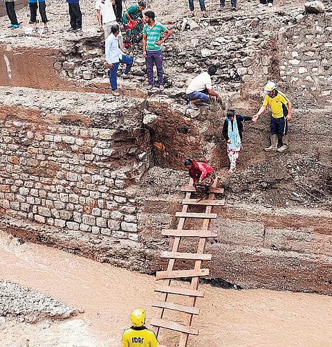 Uttarakhand: Roads broken, Kedarnath yatra halted