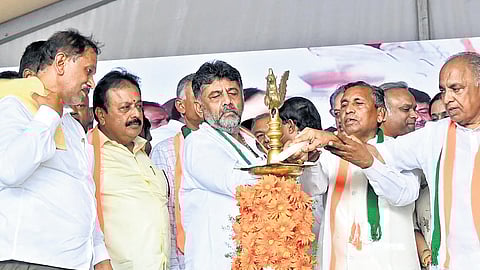 Deputy CM DK Shiva-kumar
and other Congress leaders inaugurate the party’s Janan-dolana programme in Mandya on Tuesday
| Express