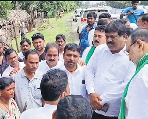 The BJD team visited Motu, Alma and Peta Binayakpur villages and sought the locals’ opinion on the project while studying its geographical and technical aspects.