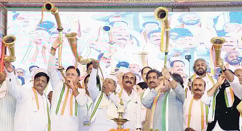 AICC General Secretary in-charge of Karnataka Randeep Singh Surjewala, Chief Minister Siddaramaiah, DyCM DK Shivakumar and ministers blow the bugle at the conclusion of the Congress Janandolana rally in Mysuru on Friday | Udayashankar S