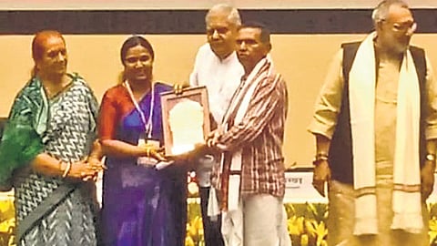 Rasananda receiving the National Handloom Award from Vice President of India Jagdeep Dhankhar at New Delhi
