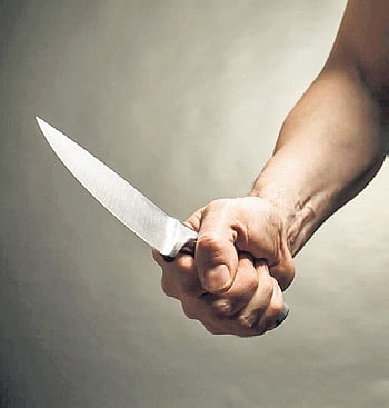 Fearing for his life, one of student began carrying weapons in his school bag. The physical education teacher, who grew suspicious, checked his bag and found the weapons.