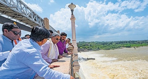 Chief Minister Siddaramaiah inpects the TB Dam on Tuesday
