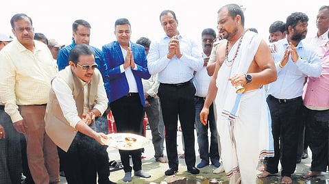 Vijayanagara district in-charge minister BZ Zameer Ahmad Khan offers puja at the TB Dam, before work on fixing a temporary crest gate began on Wednesday.