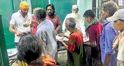 The 'roti bank' initiative, run by the Khidmat organization in Sambalpur, serves daily meals to 80 people and has evolved to include contributions from local residents, ensuring no one goes to sleep hungry.