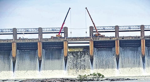 After completing the installation work, water flow from all crest gates has been stopped.