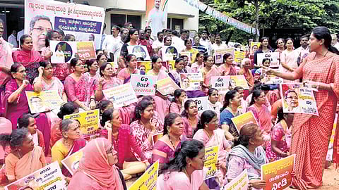 Mahila Congress workers, led by party leader Pushpa Amarnath, protest against Governor Thaawarchand Gehlot, accusing him of being in cahoots with the BJP, in Mysuru on Sunday