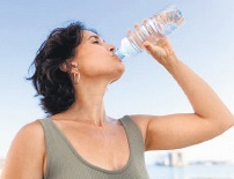 To maintain overall health and keep your skin hydrated, it’s generally recommended to drink 3-5 l of water each day.