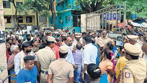 The residents of the corporation-run shelter at Kannappar Thidal took to the streets in protest on Thursday