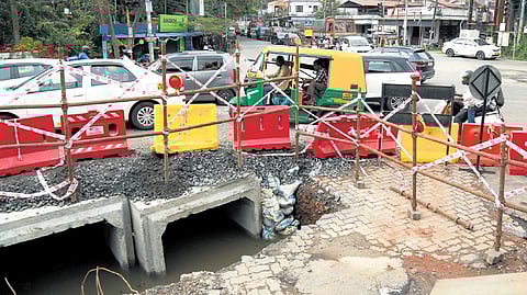 The work on concrete box culverts at the start of the Tripunithura mini bypass has reached the final stage. A long queue of vehicles can be seen
