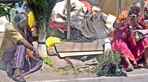 Image of members of the Narikuravar community selling peacock feathers