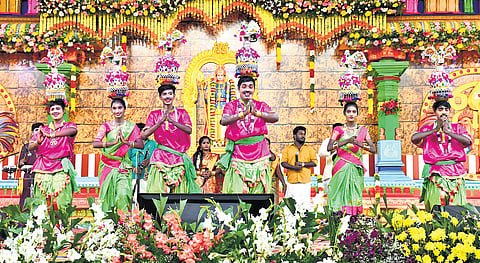 As many as 268 scholars from foreign countries and a large number of people took part in the event. Dance and music performances enthralled the audience