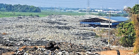 Waste pile up all around the Brahmapuram Waste Treatment Plant before the fire incident