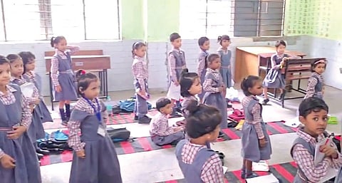 BJP leaders said that during a surprise inspection, they found children sitting on floor mats at the MCD school in Kapashera.