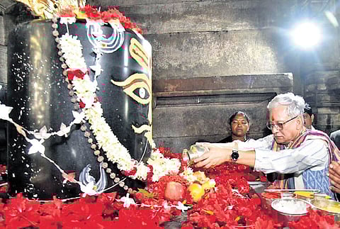 Telangana Governor Jishnu Dev Varma offers prayers at the Ramappa Temple in Palampet village of Venkatapur mandal in Mulugu district on Tuesday