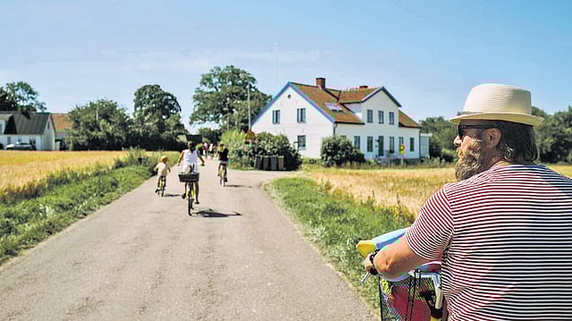 Mickael Tannus/ A family cycles in Hven