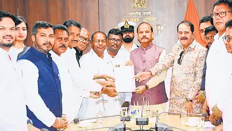 All the 14 MLAs of the Congress with Governor Raghubar Das