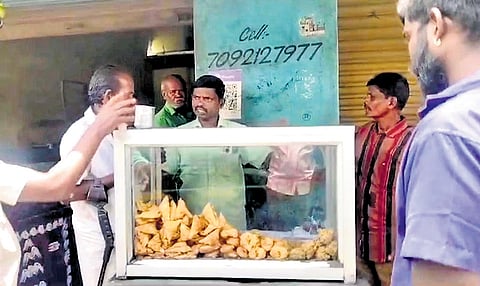 As shop owner didn’t properly respond, the man filmed a video of dead mouse in the snack, posted it on social media