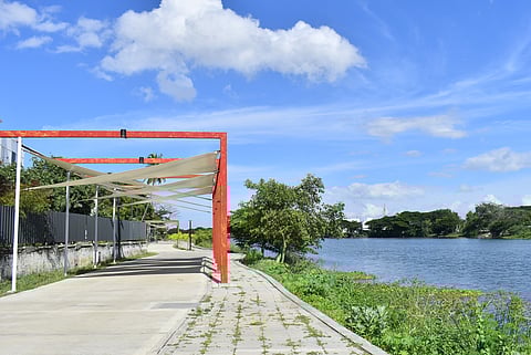 The walking path constructed on the Valankulam lake bund does not have a safety grill, increasing the risk of accidents.