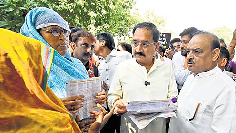 Delhi BJP chief Virendra Sachdeva (centre) at Chitra Vihar JJ Basti