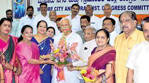 Members of Mysuru Congress welcome senior party colleague RV Deshpande at the party office on Sunday