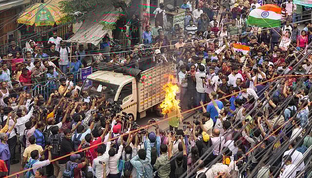 West Bengal Junior Doctors' Forum(WBJDF) supporters burn an effigy after they were stopped by the police during their protest march to police headquarters, demanding the resignation of Kolkata police commissioner, in Kolkata