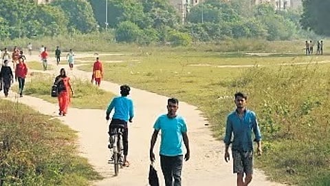 Residents are increasingly frustrated with the MCD’s lack of resources, including the personnel and equipment needed for basic park maintenance tasks such as waste removal and grass mowing.