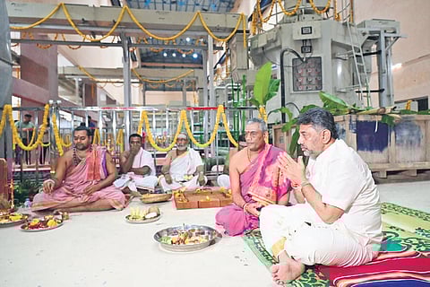 Dy CM DK Shivakumar performs pooja with top priests from Chamundeshwari Temple in Mysuru, at the Yettinahole project site in Hassan