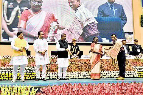 Dwiti Chandra Sahu receiving the award from President Droupadi Murmu