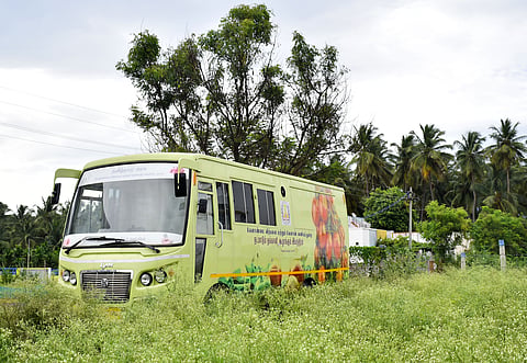 The mobile vehicle has been kept idle on private land for a long period without using the purpose at Puluvapatti in Coimbatore district.