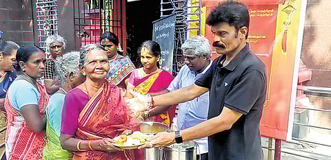 Venkateshan distributing food to hawkers at Ashok Nagar in Chennai