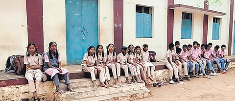 Students waiting on the school verandah at Sobanapuram