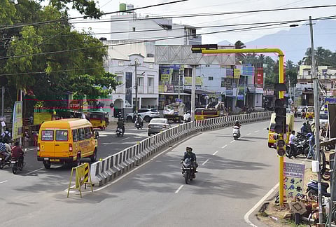 Traffic signal at the Edayarpalayam Junction on the Thadagam-Aanaikatti Road in Coimbatore.