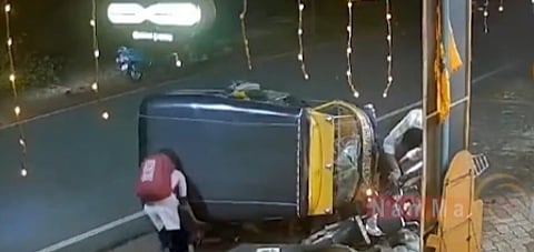 Vaibhavi lifting overturned auto to save her mother