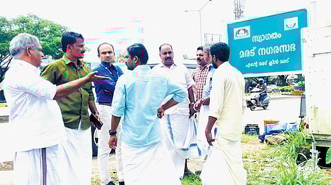 A team comprising Maradu municipality chairperson Antony Ashanparambil and Kumbalam panchayat president K S Radhakrishnanm visiting the boundary area