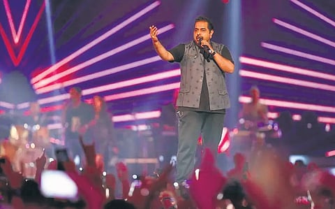 Shankar Mahadevan serenading the audience